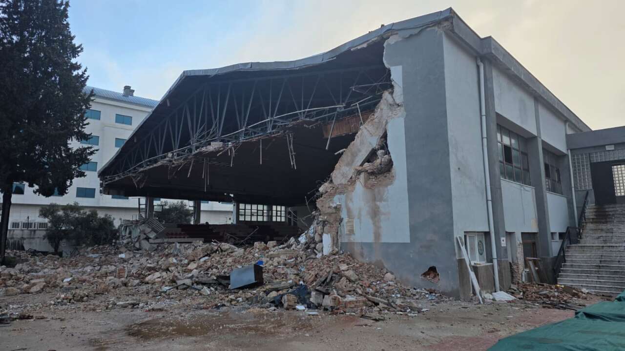 Menteşe’de Atatürk Kapalı Spor Salonu’nun Yıkımı Başladı 3